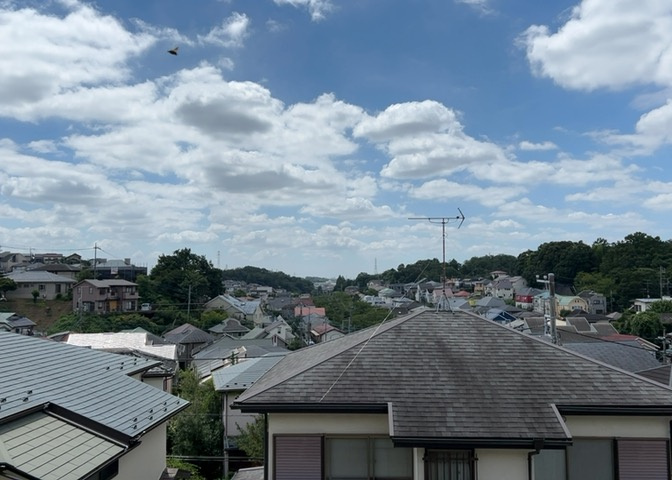 5階建てマンションの4階部分からの眺望です。前面に大きな遮蔽物がなく、南東向きの明るい日差しと開放感あふれる景色を楽しめます。晴れた日には広い空と緑豊かな街並みを臨める心地よい住環境となっております。