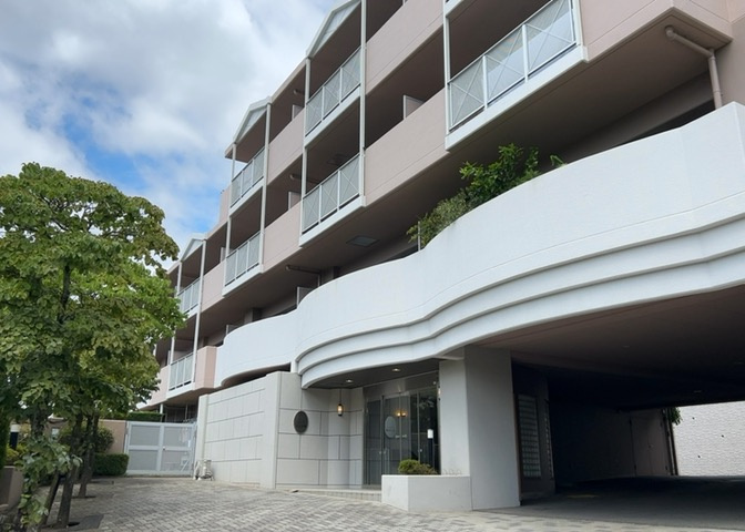 2026年7月のリノベーションで綺麗に生まれ変わった現況室内写真です。専有面積69.02平米の3LDKで南東向きの明るい居住環境となっています。ご見学の受付も随時承っておりますのでお問合せ下さい。