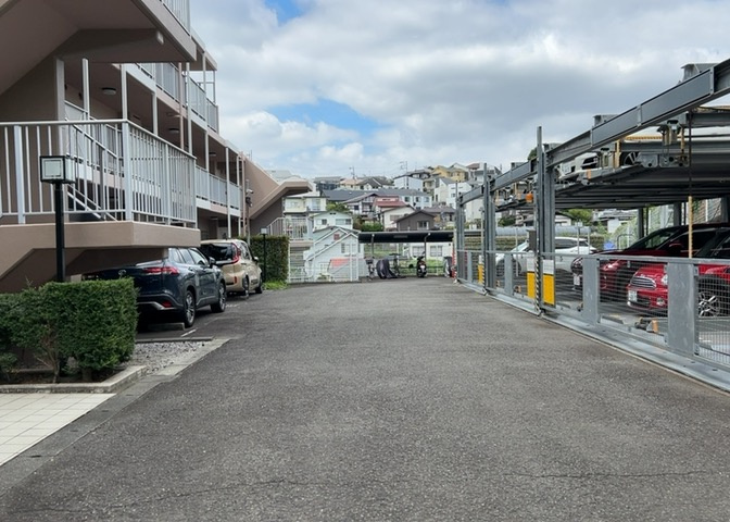 月額15、000円でご利用できる敷地内の駐車場スペースです。大切な愛車を敷地内に駐車できる安心感と利便性が大きな魅力となっております。最新の空き状況やお車のサイズ等の詳細は現地にてご確認ください。
