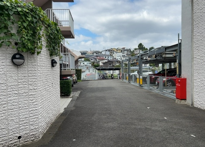 敷地内に確保された月額15、000円のパーキングエリアです。建物からスムーズにお車へ乗り降りできるため、たくさんお買い物をした日や天候の悪い日のお出かけでもストレスなく快適にご利用いただけます。