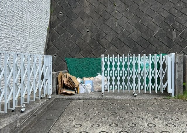 外出中でも荷物の受取が可能な宅配ボックスを共用部に設置しています。仕事や外出で不在になりがちなご家庭でも、再配達の手間をかけずに荷物を安全に受け取れるため日々の生活利便性が飛躍的に向上します。