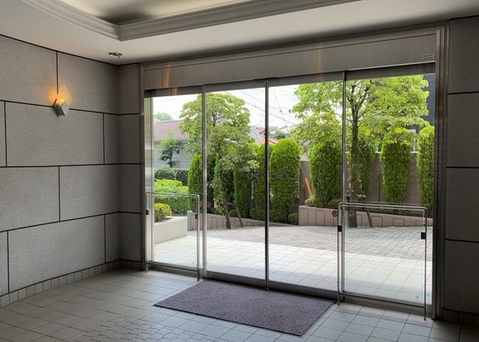 居住者や訪れる方を優しく迎えるゆったりとしたロビーです。管理会社への全部委託と日勤管理により、ゴミ一つない清潔な環境が維持されています。落ち着きのある空間が住まい全体の質感を高めています。