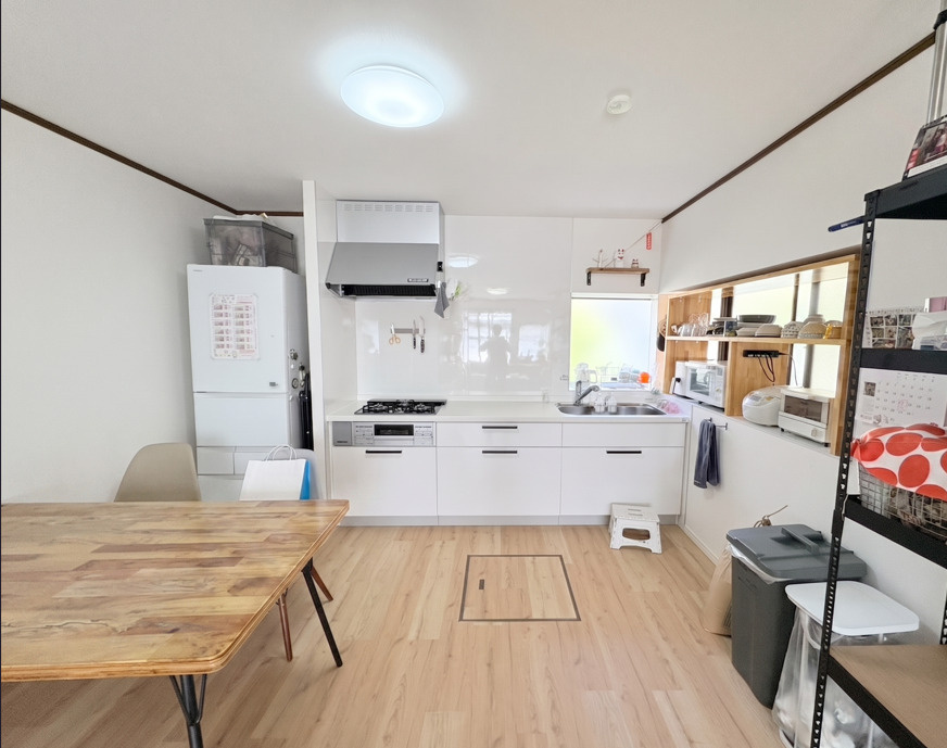 白で統一されたシステムキッチンは清潔感があり、使い勝手にも優れています。作業スペースがしっかり確保されているため調理もしやすい。家族との会話を楽しみながら料理ができるのも魅力です。