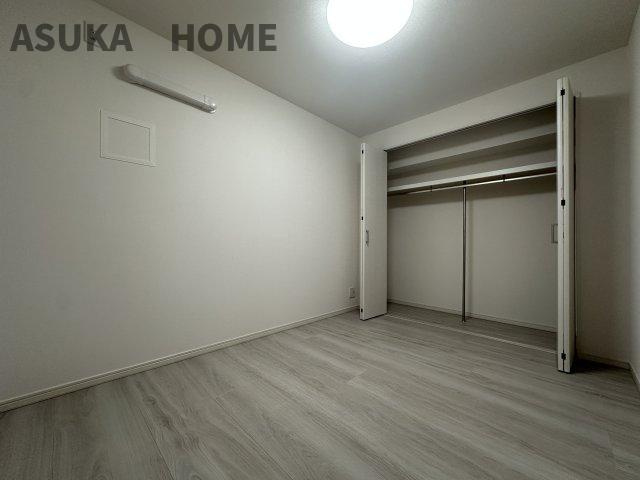 納戸としても居室空間としても使えますね。開き戸・収納もしっかり有るので子供部屋◎