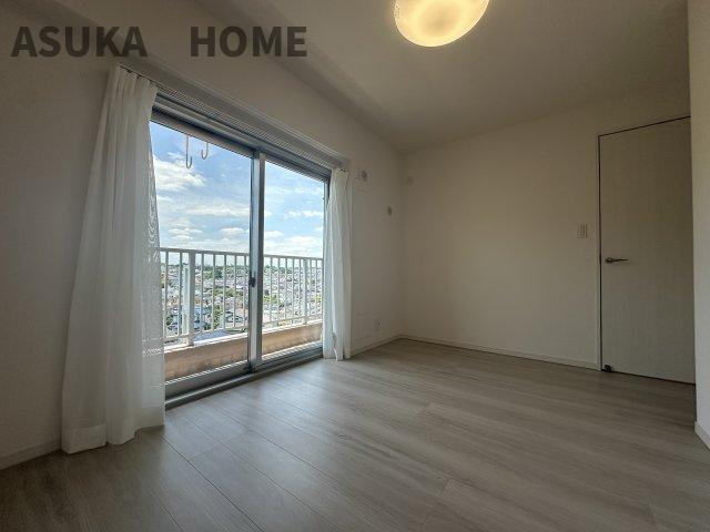 掃き出し窓があり開放感のある明るい光が注ぎ込み心地よいお部屋ですね。