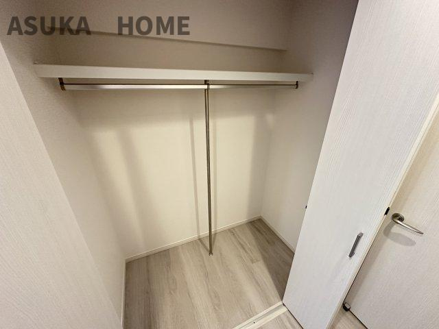 奥行きのあるたっぷり収納できるスペースです。お部屋がすっきり片付けられますね。