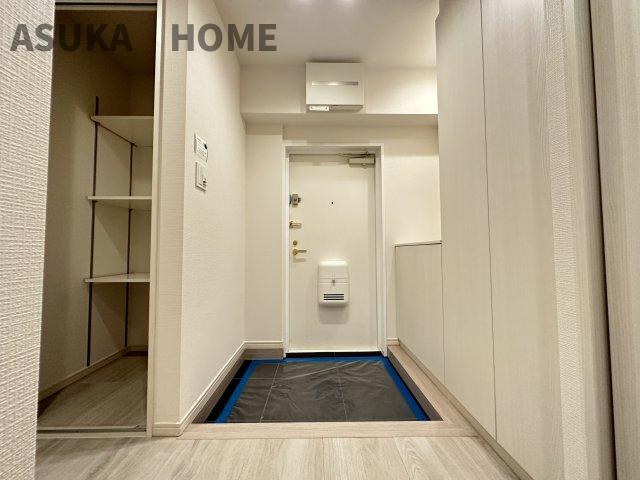 白を基調とした明るい印象の玄関です。シューズクロークは鍵や写真が置けて利便性も◎