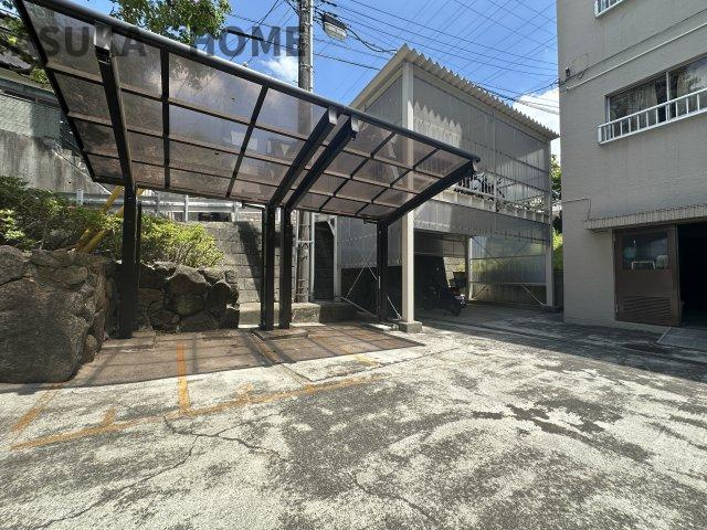 バイク置き場です。屋根もあり雨の日にも保管にも便利で助かりますね。