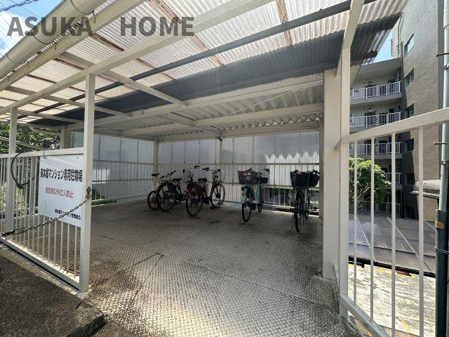 屋内にあり駐輪場です。大切な自転車を雨や錆から守ってくれますね。