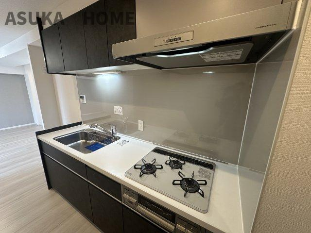 三口コンロ・浄水器付水栓などの設備充実しています。お手入れもお掃除もラクラク◎