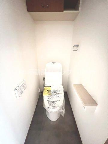 見た目もスッキリとしたデザインのトイレには温水洗浄暖房便座付き。