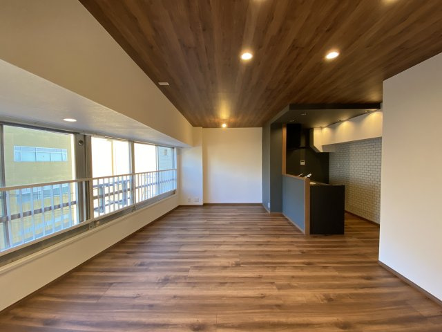 LDK約15.0帖、フローリング仕上げ、室内リフォーム済みのため綺麗です。