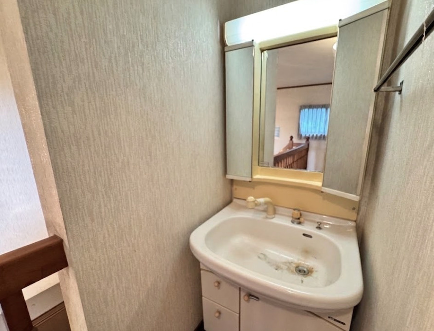 2階にも洗面スペースを設けており、朝の混雑を軽減できる便利な設計。シンプルながら収納付きで使い勝手も良く、日常の身支度がスムーズに行えます。各階に水回りがあることで、生活動線の良さも魅力です。