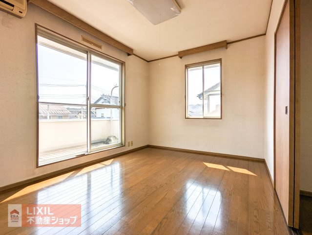 2面採光の明るい洋室です♪クローゼットもしっかり付いています！