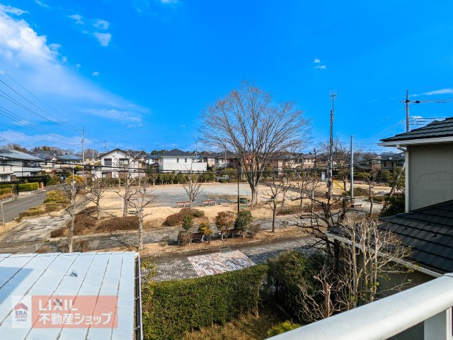 バルコニーから見た東側の風景です！公園が見渡せる解放感のある眺めで気持ち良く過ごすことができます♪