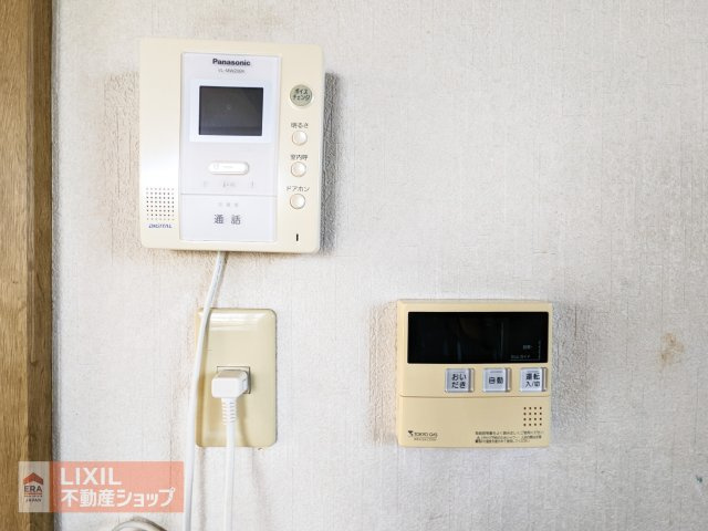 玄関先の様子を映し出すモニターを搭載しています！相手の顔や姿をしっかりと確認してから、応対できるため、不審な訪問者を未然に防ぎ、ご家族の安全を守ります！
