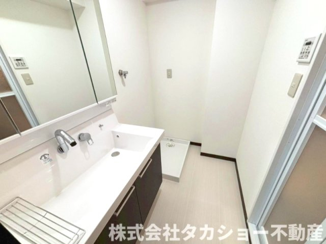 独立洗面台、小物を置くことができて便利です