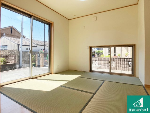 一室あると便利な和室は客間としてだけでなく、小さなお子様のプレイルームや食後のくつろぎスペースとしてもご利用いただけます。