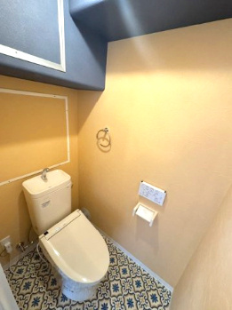 温水洗浄便座付きのトイレで、寒い季節でも温かい便座で身体が冷えることなく座ることができます。