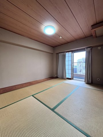和室約6帖　→　襖を開ければLDKとつながる開放的な空間