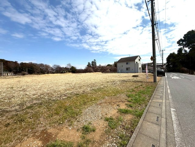 敷地約1228坪・穏やかな住環境です！自然豊かな内牧公園まで徒歩約2分(100ｍ)！資材置場・家庭菜園用地としても検討可！お気軽にお問い合わせください！