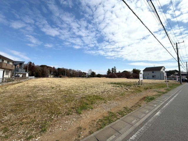 敷地約1228坪・穏やかな住環境です！自然豊かな内牧公園まで徒歩約2分(100ｍ)！資材置場・家庭菜園用地としても検討可！お気軽にお問い合わせください！