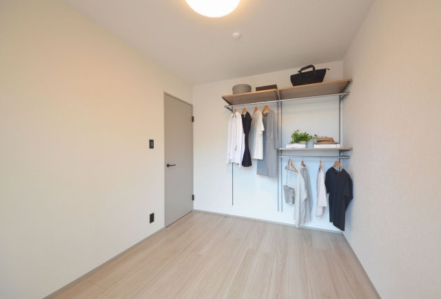 シンプルですっきりとした室内は飽きのこない居心地の良い雰囲気。自由度が高いので家具のレイアウトでお好みの空間を創りだせます。