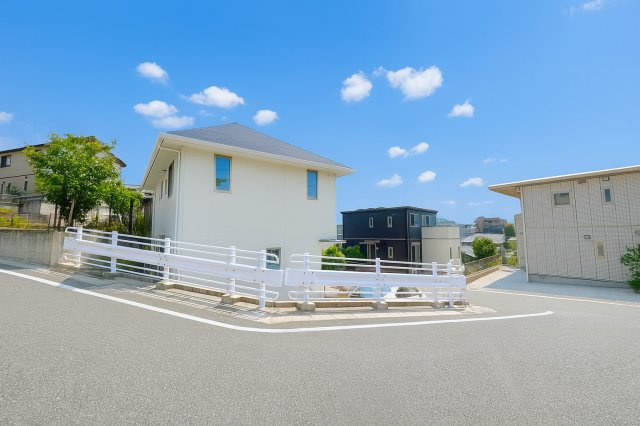 前面道路含む現地写真です