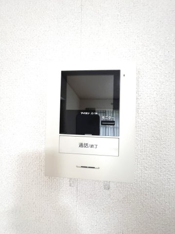 モニター付きインターホンを備え、来訪者を事前に確認できる安心感のある住まいです