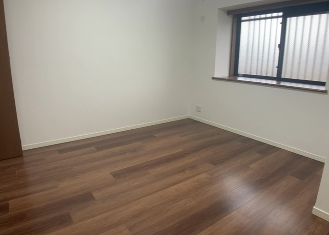 寝室でゆっくりと過ごすためにはベッド周りの適度な空間を担保することや窓の位置、照明の明るさ、寝室の広さなどを考える必要があります。自身や家族の構成とライフスタイルに併せて寝室にする部屋を選びましょう！