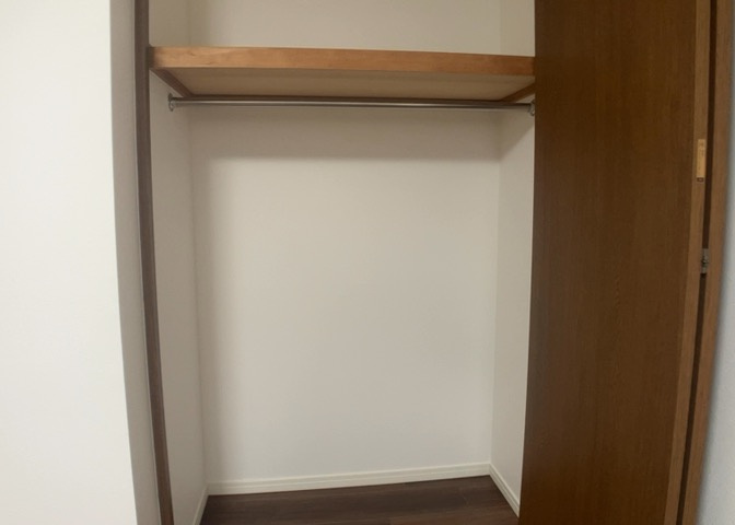 デザイン性を重視しすぎて収納が少なかった！なんてことにならないため、事前に現地で収納の数を確認しておくことをお勧めします。クローゼット以外にも床下収納や屋根裏収納、パントリーなどもチェックしましょう。