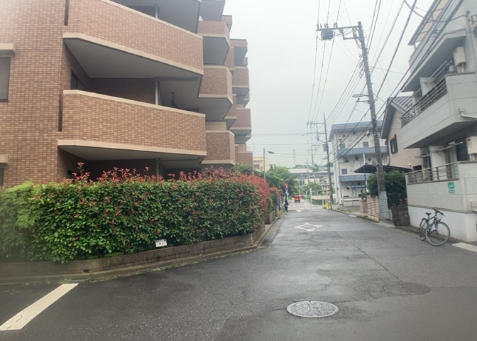 外観はマンション管理がされているかの目安になります。築年数が古いと、壁面は劣化してひび割れが生じることも！建物が古びていても細かいところが修繕されていると、きちんと管理されているなぁと感じるでしょう。