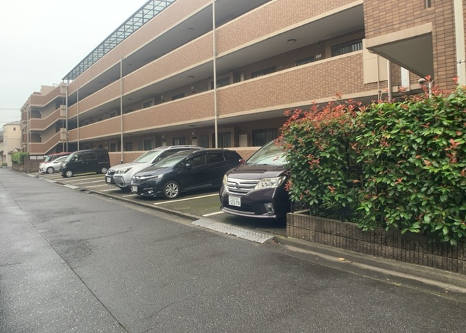 駐車場と明記されていても、最小スペースでつくられた駐車場だと大型車は駐車できなかったり、出入りしにくくなったりする可能性があります。お車のサイズと購入したい物件の駐車場のサイズを現地で確認しましょう。