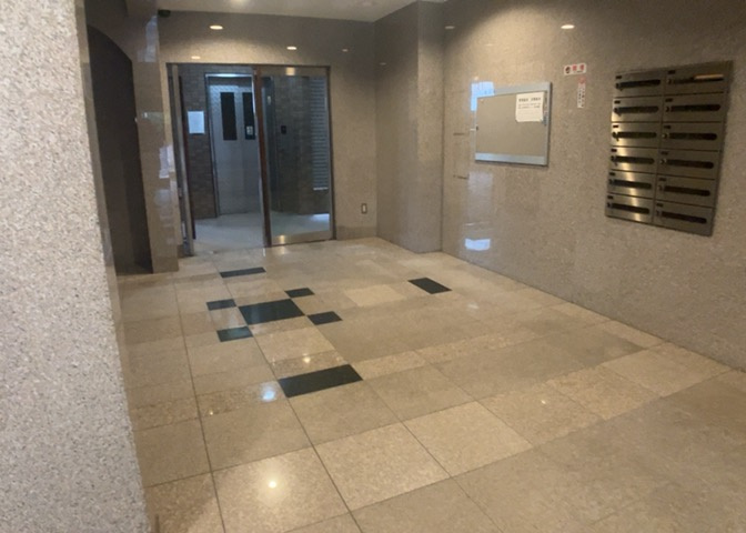 ラウンジは、マンションの共用スペースに椅子やテーブルなどを配置した利用者が寛げる空間です。屋内型ラウンジと屋外型ラウンジがあります。共用部分の管理状況と合わせて、詳細については現地でご確認ください。