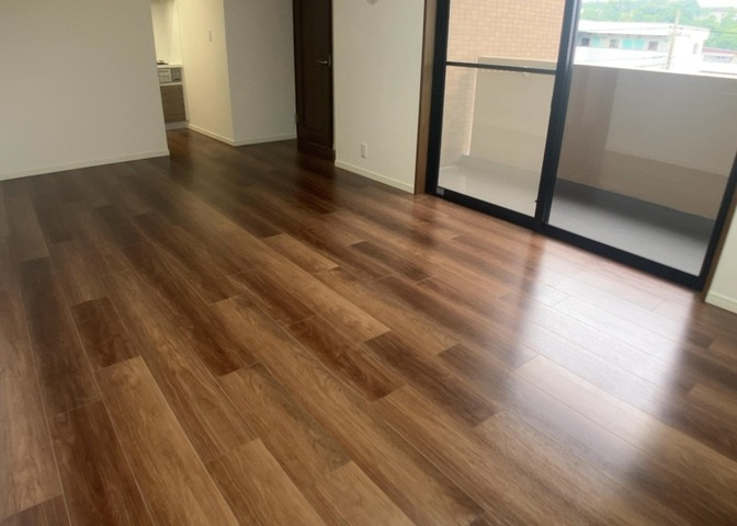 直線タイプはLとDKを一直線に並べた形で対面キッチンのタイプです。一般的なのでよく見かけるかもしれません。直線タイプに似た直接アイランドタイプは、キッチンとダイニングの間に壁がない分広く感じられます。