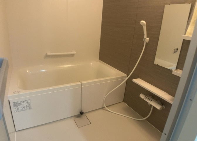 入浴時の快適さも大事なことですが、綺麗な状態を維持できなければ気持ちよく入浴できません。毎日の掃除が楽という点は大事なポイントになります！カビが生えにくく掃除がしやすい、壁や浴槽を選ぶといいでしょう。