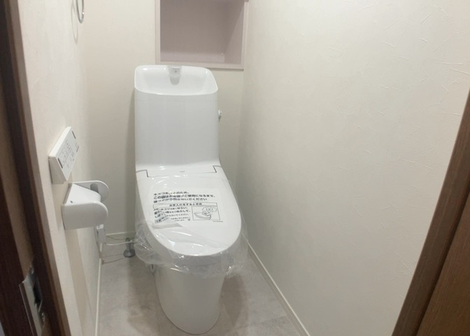トイレは大きさや形、機能、抗菌性などが異なる多種多彩なタイプが各メーカーから出ています。それぞれに良さがあるため、事前にどういったタイプのトイレがいいのかをご家庭内で決めて、内見に行くといいでしょう。