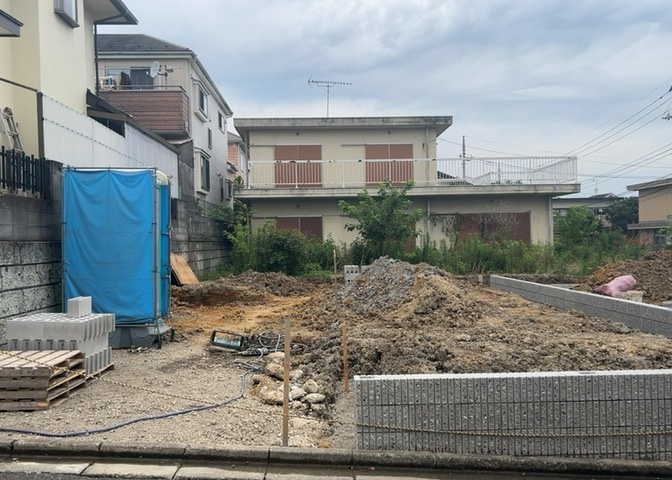 バルコニーは、室外の専用スペースのうち、「屋根がなく開放された空間」であるものを指します。ベランダより広いタイプのものが多く、日当たりもよいため家庭菜園などを楽しみたい人にとって適した環境となります。