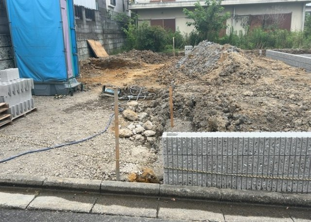 敷地内には、散水栓や立水栓があります。水道水を直接利用できるため、水を運ぶ手間を省くことが出来ます。大量の水を必要とする洗車作業や清掃などに役立ちます。その他設備とあわせて、現地でご確認ください。