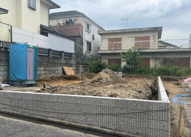 木造住宅とは土台、壁、柱など建築物の強度を支える構造体の材に木が使用されている構造を指します。構造体は建物の自重を支えるだけではなく風圧や水圧、積裁荷重などあらゆる衝撃に耐えるための基礎です。