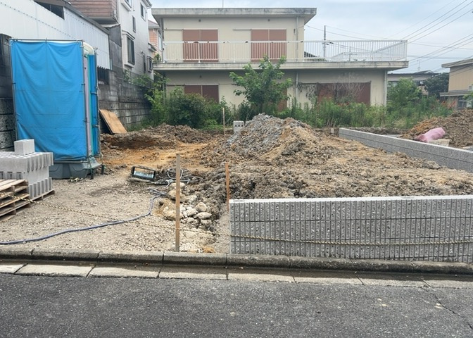 ベタ基礎とは、柱の位置に関係なく全体に基礎がある事を指し、面積が大きい分建物の重さを全体に分散できます。また、地面からの湿気や害虫を遮断でき、木造住宅で心配されるシロアリ被害を防ぐ効果も期待できます。