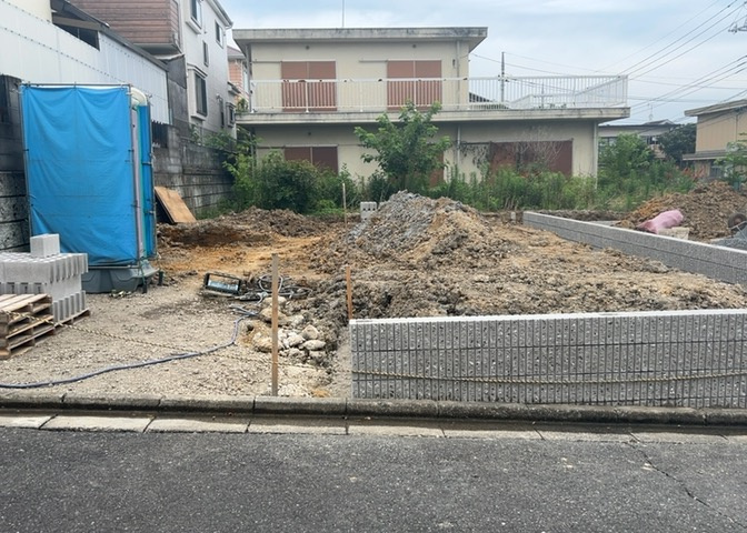 基礎パッキング工法とは、床下の換気確保のため基礎と土台の間に緩衝材を挟み込む工法です。土台の下に数十センチの間隔で設置されるため、全体的な隙間が生まれます。床下換気口に比べて高い通気性が確保されます。