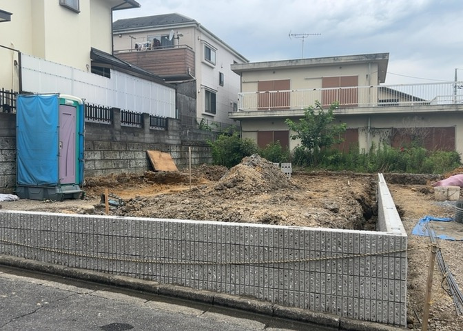 現地に行くなら、物件の周囲の地形がどうなっているかを見ることも大切です。周辺より低くなっている土地では、大雨などで水が集まりやすいため、地盤が弱くなっているということも考えられるため、注意が必要です。