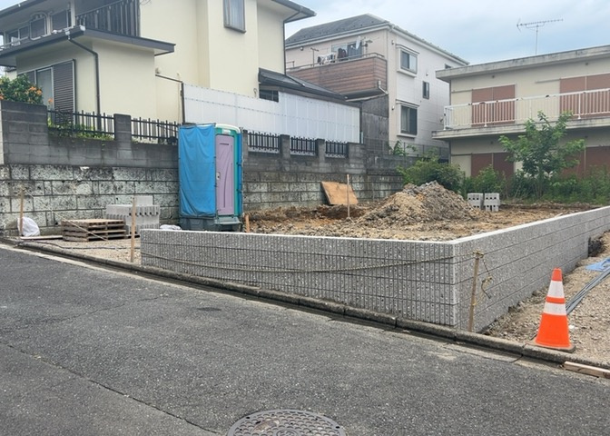 道幅が狭い場所は比較的土地の値段が低いことが多く、また交通量が少ないため騒音が少なく静かな環境で過ごせます。また、小さいお子様がいるご家庭も安心です。一方で車の駐車が難しいというデメリットもあります。