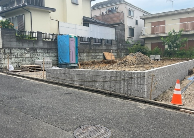 道幅が広い場所は日当たりや風通が良好です。幅が広いのですれ違いも可能ですし大きな車でも駐車可能！一方で、大型車が通ることも多くなるため交通量の増加により騒音に繋がります。また土地の値段が高くなります。