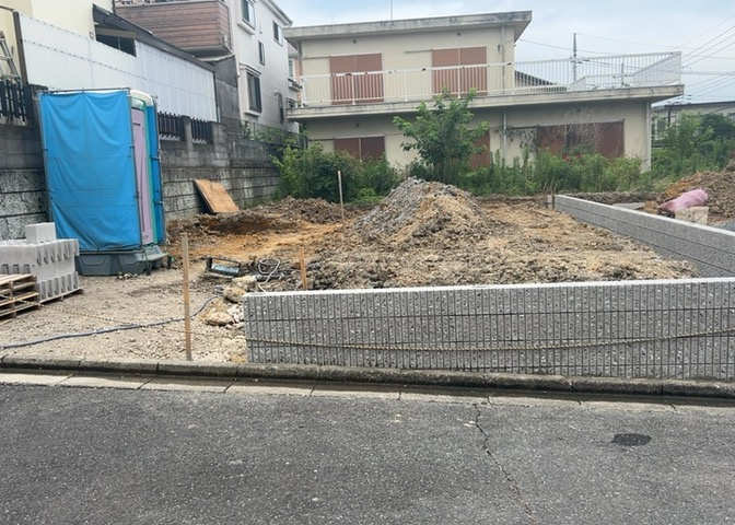 車一台あたりに必要なスペースは、標準サイズの普通自動車で横幅2m50cm、長さ5mは必要になります。ただし、乗降のことも考慮して横幅3m30cm、長さ5m50cmほどは確保できるところを選びましょう。