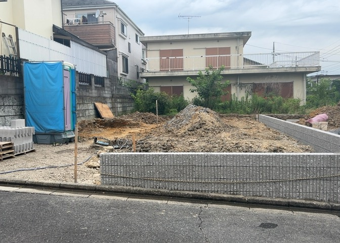 庭のある家に住むことのメリットとして、子どもたちの遊び場を確保できること、ガーデニングや家庭菜園を楽しめること、明るさを確保できることがあります。また、配置を工夫することでプライバシーが確保できます。
