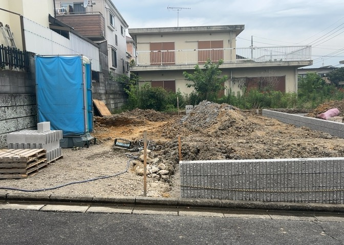 玄関は、狭すぎると複数人で使いにくく、広すぎても無駄な空間になりがちです。最低2畳を目安にして、家の広さとの兼ね合いや家族の人数を考慮して決めるとよいでしょう。現地を見学して快適な玄関を選びましょう！
