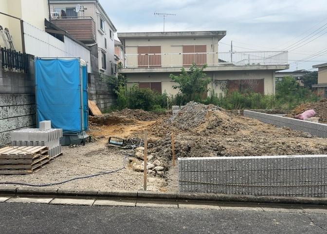 玄関ポーチにおいて最も重視すべきと言っても良いのが広さです。適切な広さの玄関ポーチでないと外見的なバランスは崩れてしまいますし、何より使いにくくなってしまいますので、現地で実際に下見をしてみましょう！