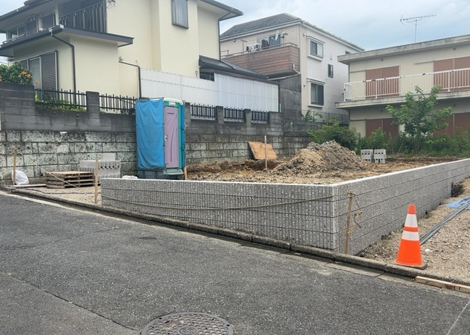 住宅用の土地では前面道路に2m以上接していなければならないと法律で定められています。しかし、お持ちの車のサイズやライフスタイルなどにより、2mでは利便が悪い場合もございますので、事前に確認しましょう。